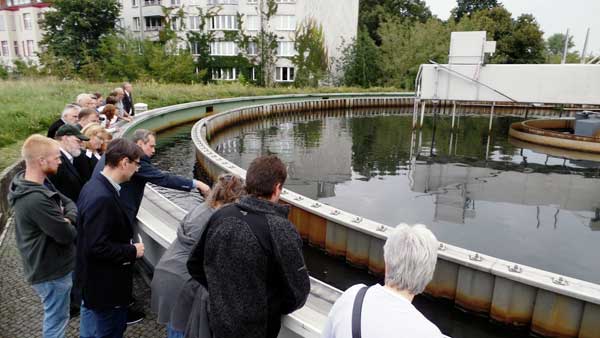 Im Rundbecken setzen sich die Feststoffe als Schlamm ab.