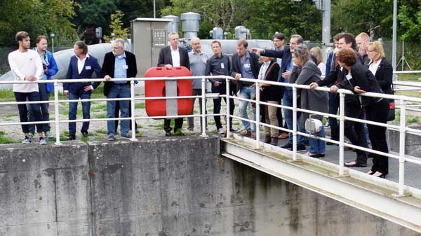 Der Betriebsleiter der Oberflächenwasser-Aufbereitungsanlage (OWA) Tegel, Maik Muß, 8. v.r.), erläuterte, wie die Grobstoffe aus dem Wasser des Nordgrabens "vorsortiert" werden. 