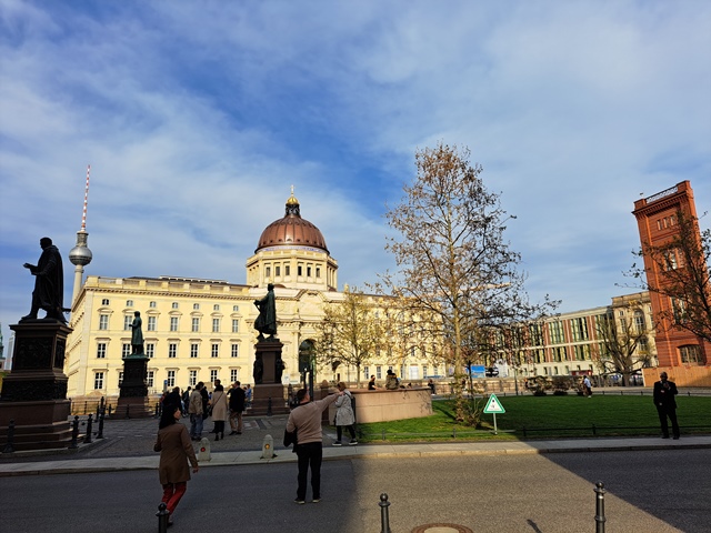 Auf Tour: Im Humboldt Forum und drumherum